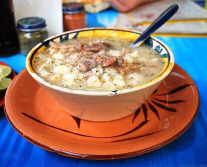 Pozole blanco y reconfortante