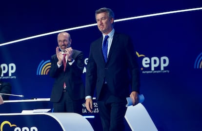 El presidente del Partido Popular Europeo, Manfred Weber (a la izquierda), y el presidente del PP, Alberto Núñez Feijóo.
