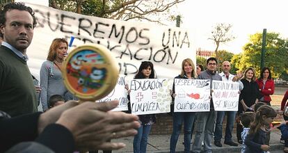 Protesta de trabajadores de la empresa adjudicataria del servicio de limpieza ayer en Jerez.