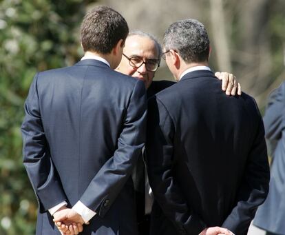 El presidente del Gobierno, José Luis Rodríguez Zapatero, y el alcalde de Madrid, Alberto Ruiz-Gallardón, conversando con Gregorio Peces-Barba, alto comisionado del Gobierno para la Atención a las Víctimas del Terrorismo, durante la inauguración en el parque del Retiro del Bosque de los Ausentes, monumento homenaje a las víctimas del 11-M, en el primer aniversario del ataque terrorista, en Madrid.