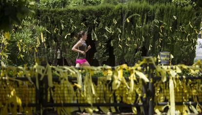 Una joven corre en una zona repleta de lazos amarillos, en el parque de la Ciutadella.