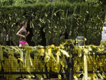 Una joven corre en una zona repleta de lazos amarillos, en el parque de la Ciutadella.