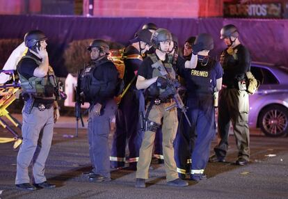 Oficiales de policía en la escena del tiroteo cerca del resort Mandalay Bay en Las Vegas.