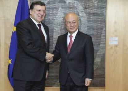 El presidente de la Comisión Europea, José Manuel Durao Barroso (izq), da la bienvenida al director general del Organismo Internacional de la Energía Atómica, Yukiya Amano, antes de la reunión mantenida en la sede de la Comisión en Bruselas (Bélgica) hoy.