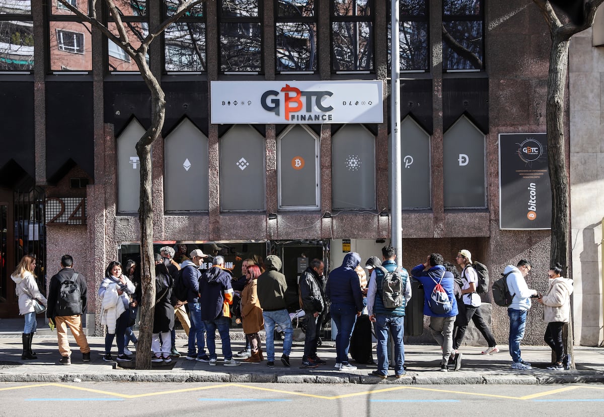 El turbio mundo de los criptocajeros se dispara con el alza de precios:  “Hay gente que se paga la habitación con esto” | Economía | EL PAÍS