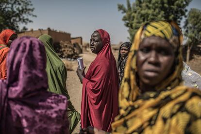 Un grupo de mujeres recorre el pueblo de Jakkana registrando las nuevas llegadas de familias de refugiados.