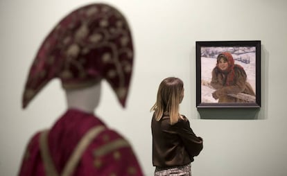 Una mujer, en la exposición 'Santas, reinas y obreras. La imagen de la mujer en el arte ruso' en el Museo Ruso de Málaga.