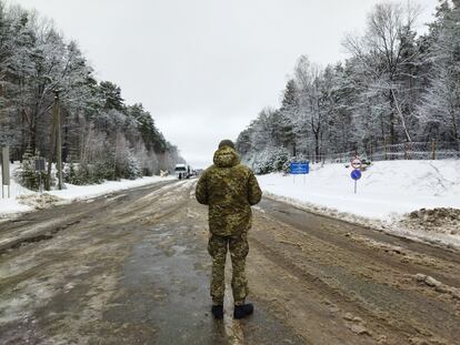 Un guardia de fronteras en la linde de Novi Yarylovychi (Ucrania).