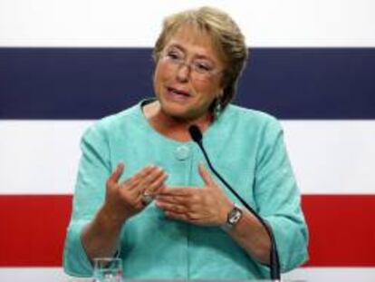 La presidenta electa de Chile, Michelle Bachelet, habla durante una conferencia de prensa con los medios extranjeros este martes 17 de diciembre de 2013, en la sede de su comando, en Santiago de Chile (Chile).