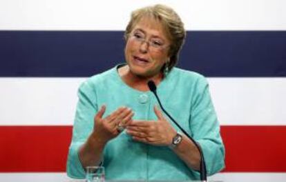 La presidenta electa de Chile, Michelle Bachelet, habla durante una conferencia de prensa con los medios extranjeros este martes 17 de diciembre de 2013, en la sede de su comando, en Santiago de Chile (Chile).