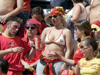 Un grupo de aficionados españoles, en las gradas del estadio Bessa.