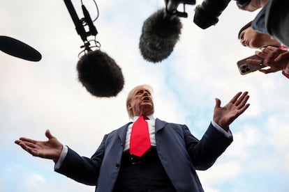 El presidente Trump habla este viernes con los medios a su llegada a Glasgow (Escocia).