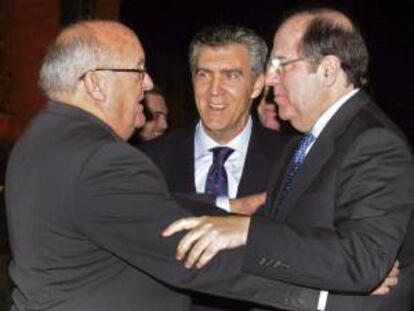 El presidente de la Junta de Castilla y León, Juan Vicente Herrera (d), saluda al Empresario Leonés del Año 2012, que este año ha concedido la Federación Leonesa de Empresarios (FELE) al fundador de 'La Huerta de Doña Rogelia Patatas', José Luis Gómez (i), antes la mirada del presidente de la FELE, Javier Cepedano (c).