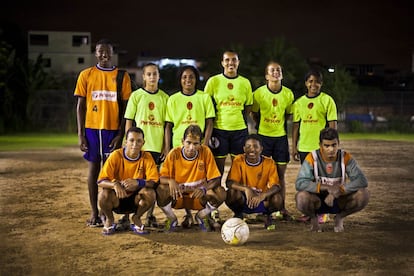 Retrato de alguns dos jogadores do Dinho. Ele treina meninos e meninas de diferentes idades. O futebol permite que esses jovens tenham uma atividade e uma motivação ficando longe do crime.