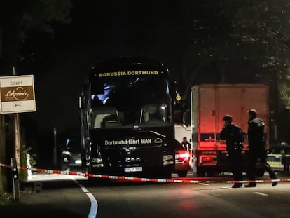 Ônibus do Borussia Dortmund, nesta terça.