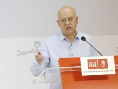 El diputado socialista Odón Elorza comparece ante los medios en la sede del PSE de San Sebastián.