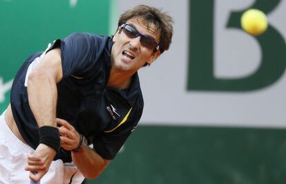 Robredo sirve ante Almagro.