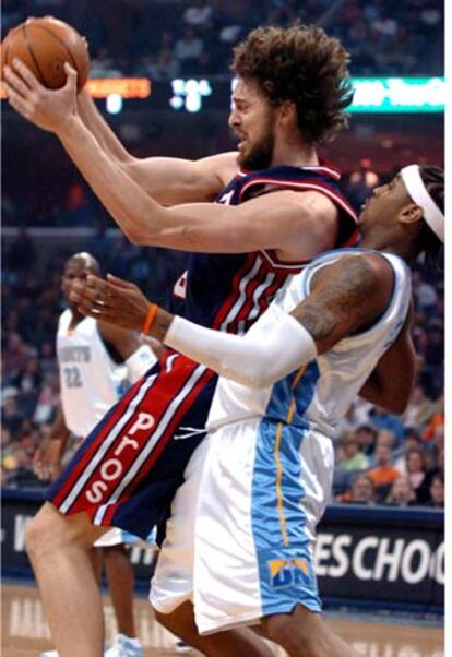 El español Pau Gasol, de los Grizzlies de Memphis, pelea el balón con Carmelo Anthony, de los Nuggets de Denver.