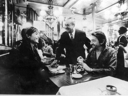 Serge Gainsbourg y su esposa, Jane Birkin, en el restaurante Lipp de París. De pie, Roger Cazes, dueño del famoso restaurante parisino. 