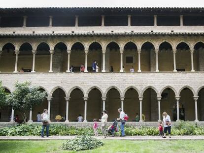 El magn&iacute;fico claustro g&oacute;tico de dos pisos del monasterio de Pedralbes de Barcelona. 
