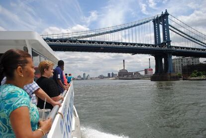 Cubierta de uno de los ferries que cruzan a diario el East River.