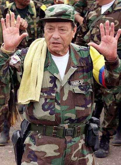 Manuel Marulanda, en una foto de febrero de 2001 en el sur de Colombia.