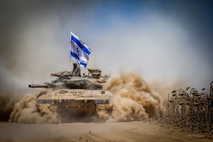 Un tanque Merkava israelí volviendo de la Franja de Gaza el 3 de agosto de 2014.