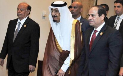 El president egipci, Al-Sisi (dreta), al costat del rei saudita Salman i el president iemenita Haidi, aquest dissabte a la cimera de Sharm al-Sheikh.