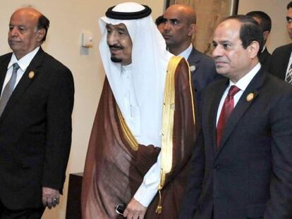 El presidente egipcio, Al Sisi (derecha), junto al rey saud&iacute; Salman y el presidente yemen&iacute; Hadi, este s&aacute;bado en la cumbre de Sharm el Sheij.