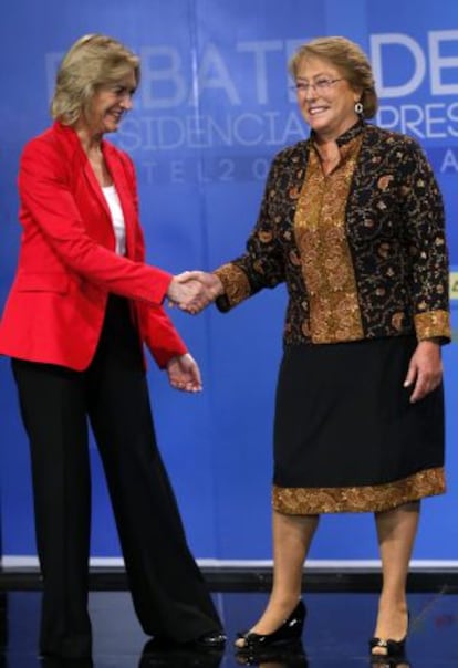 Las candidatas a la presidencia de Chile se saludan al inicio del debate del 10 de diciembre