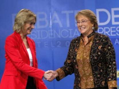 Las candidatas a la presidencia de Chile se saludan al inicio del debate del 10 de diciembre