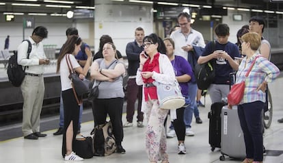 Un grup d'afectats per retards de Rodalies el passat juny.