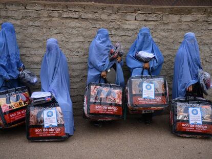 Un grupo de mujeres afganas, ataviadas con burka, tras recibir unas mantas de una organización benéfica en Herat, en diciembre.