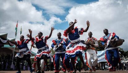 Un grupo de artistas baila durante el Día del Trabajador organizado por la  Organización Central de Sindicatos de Kenia (COTU-K) en el Parque Uhuru en Nairobi.