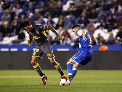 Lucas P&eacute;rez pelea un bal&oacute;n con Vitolo.