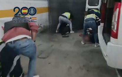 Momento de la detención del presunto vendedor y los dos compradores del alijo de cocaína, en una imagen tomada del vídeo facilitado por la Policía Nacional de la Operación Pipaya.