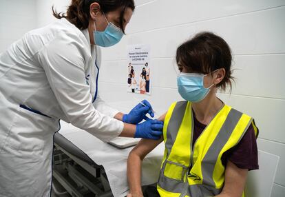Una empleada de Power Electronics recibe la primera dosis de la vacuna contra la covid-19 en su centro de trabajo.