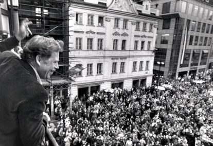Praga, diciembre de 1989. El escritor V&aacute;clav Havel, futuro presidente de la Rep&uacute;blica Checa, saludaba desde un balc&oacute;n. 