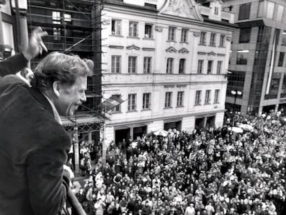 Praga, diciembre de 1989. El escritor V&aacute;clav Havel, futuro presidente de la Rep&uacute;blica Checa, saludaba desde un balc&oacute;n. 