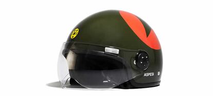 Aspesi. Casco de diseño, abierto, mate en verde militar. Precio: 208 euros.