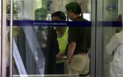 Familiares de una de las fallecidas, en el hospital del Perpetuo Socorro de Albacete.