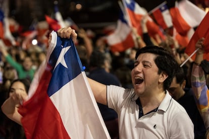 Personas que rechazaron el nuevo proyecto de constitución celebran los resultados en Santiago, Chile.