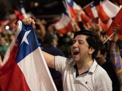 Personas que rechazaron el nuevo proyecto de constitución celebran los resultados en Santiago, Chile.