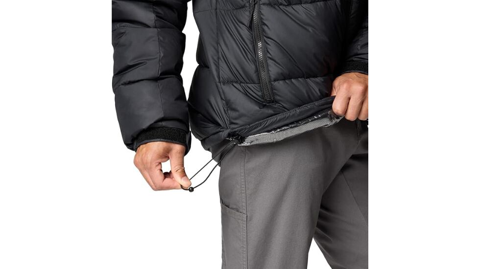 La chaqueta cuenta con bolsillos laterales y dobladillo ajustable.