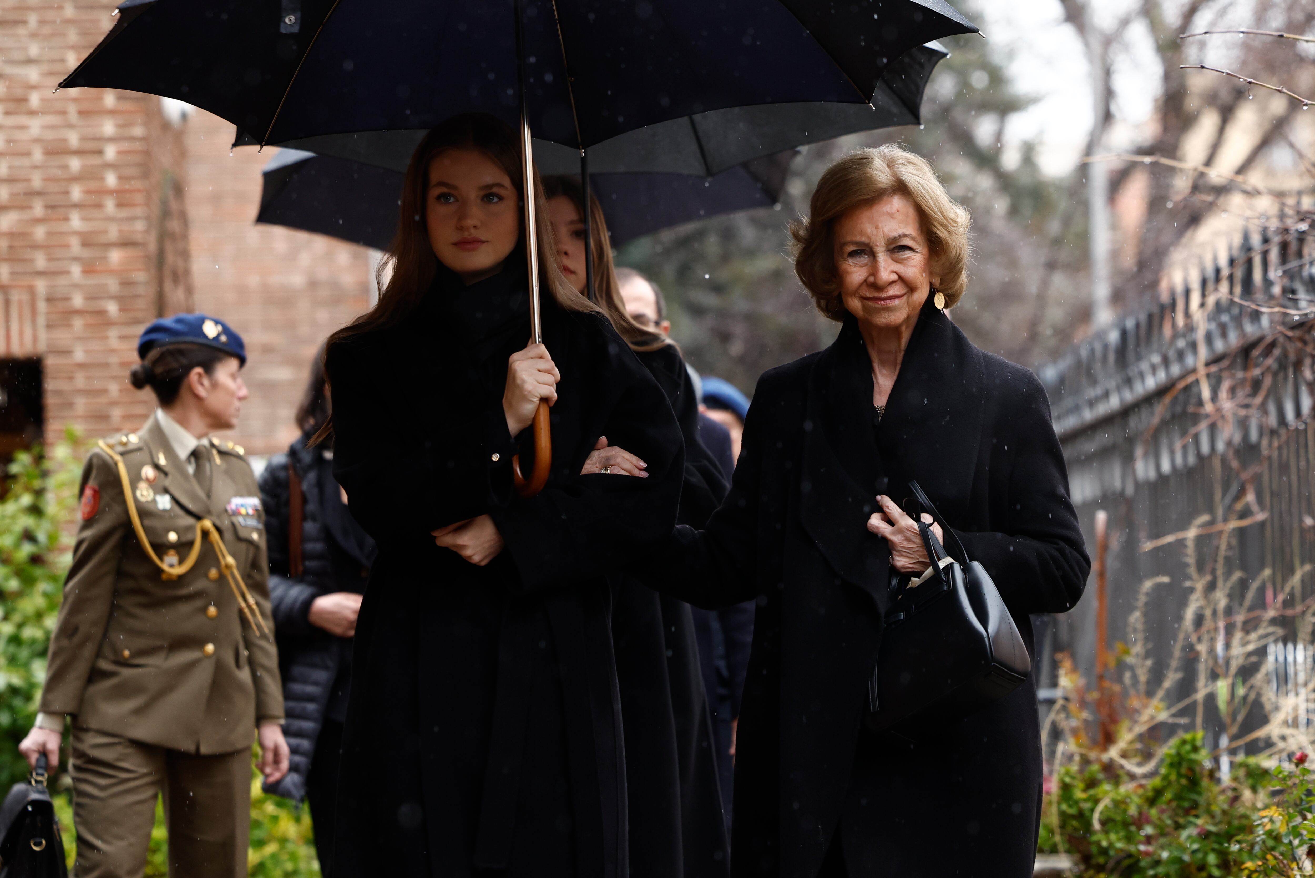 La Familia Real, sin Juan Carlos I, despide a Irene de Grecia en Madrid