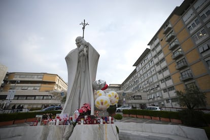 Fachada del hospital Gemelli de Roma, donde está ingresado el papa Francisco desde el 14 de febrero, al amanecer de hoy lunes.