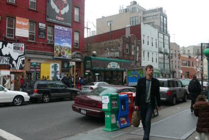 Trajín bohemio de una avenida del barrio neoyorquino de Williamsburg, epicentro de la modernidad de la ciudad.