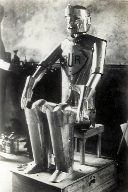 El robot Eric causó impresión en la exhibición de 1928 de la Sociedad de Ingenieros de Modelos en Londres, aunque a duras penas podía mover la cabeza y los brazos.