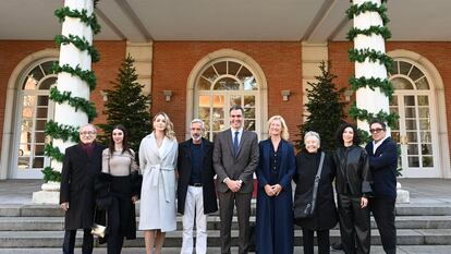 El presidente del Gobierno, Pedro Sánchez junto al equipo de la serie 'Cuéntame' este martes, en el Complejo de la Moncloa, en Madrid.