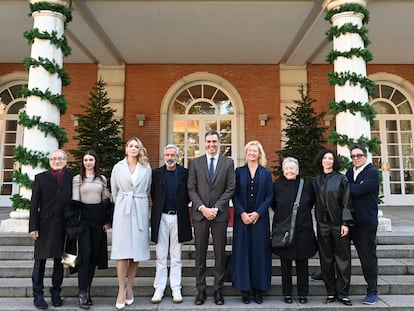 El presidente del Gobierno, Pedro Sánchez junto al equipo de la serie 'Cuéntame' este martes, en el Complejo de la Moncloa, en Madrid.